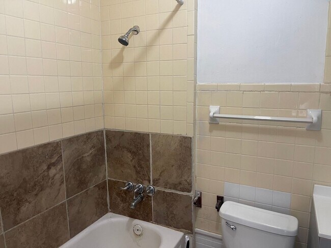 Building Photo - 6 month lease! Cozy 1-Bedroom duplex AVAIL...