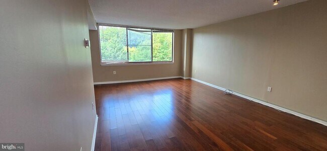 Building Photo - 10101 Grosvenor Pl