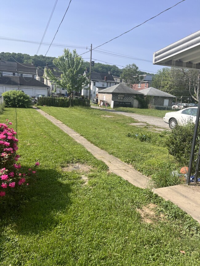 Building Photo - 628 E Lincoln Hwy