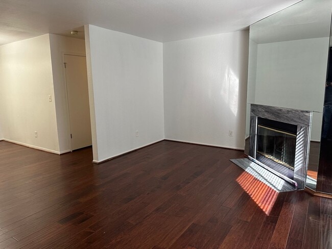 Building Photo - Perfect blend of convenience and comfort 2/2 San Mateo