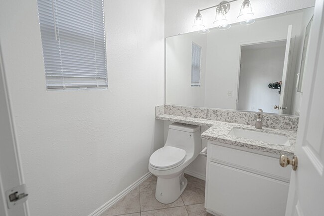 Building Photo - Palisades 3 Bedroom Townhome for Rent in Stevenson Ranch!