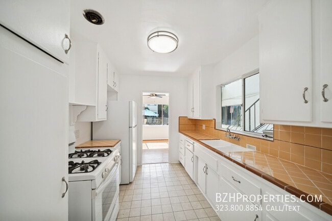 Building Photo - 1306 Havenhurst Dr