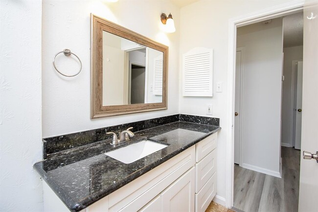 Building Photo - 154 Squires Bend