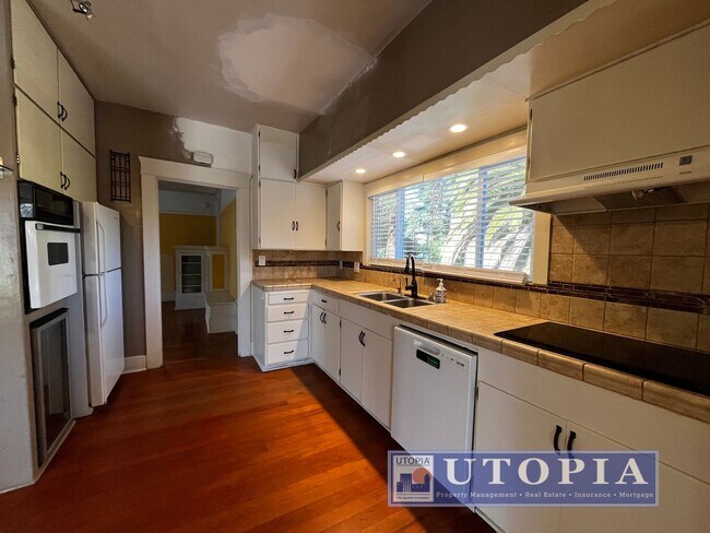 Building Photo - Charming 3 bedroom, 2 bathroom home in the...