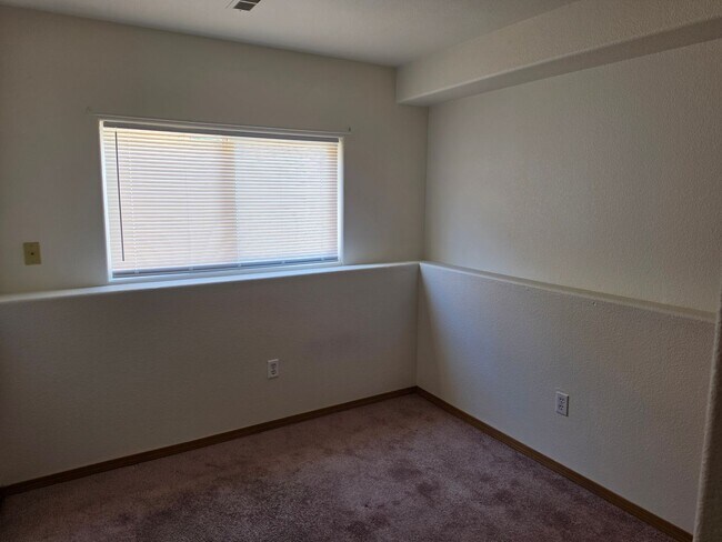 Building Photo - ALL PROSPECTIVE TENANTS MUST SUBMIT A $58 NON-REFUNDABLE APPLICATION FEE PER APPLICANT ONLINE AND...