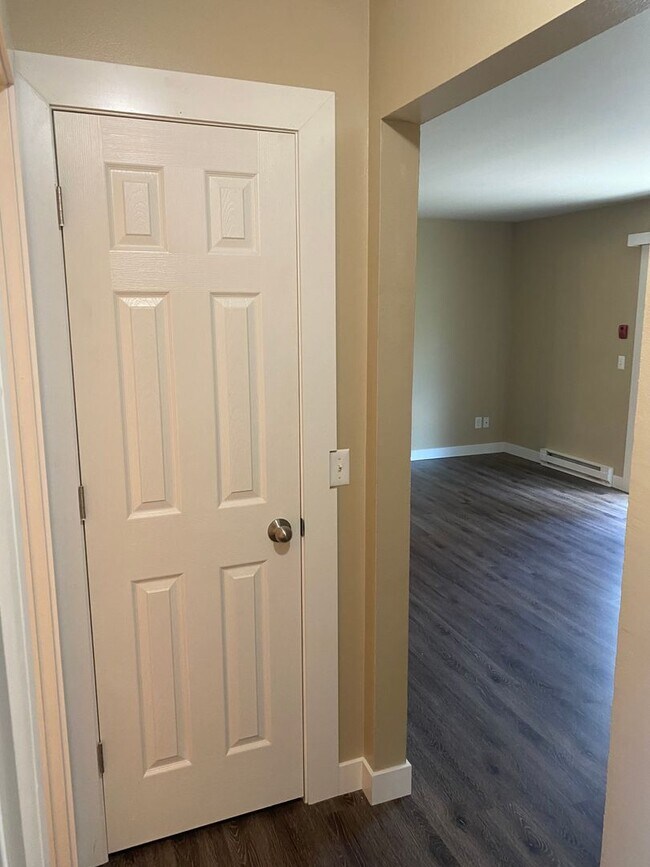 Building Photo - Newly Remodeled 2-Bedroom Apartment in Ore...