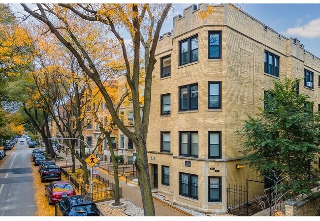 Building Photo - 648.5 W Roscoe St