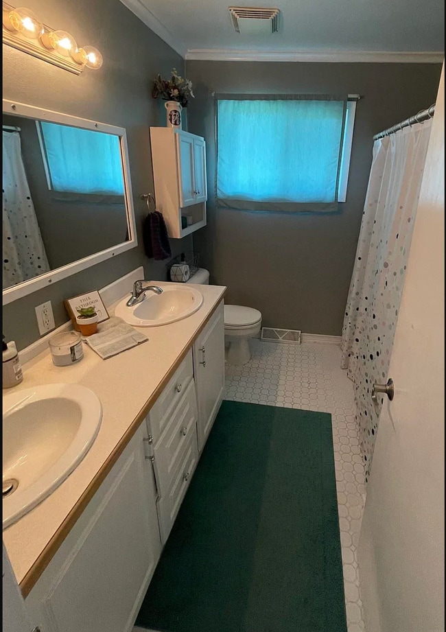 Building Photo - 1915 Highview Ct