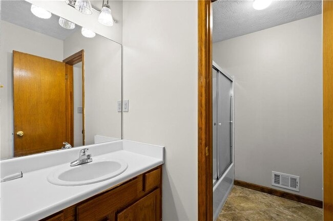 Building Photo - 5405 Iris Dr SW