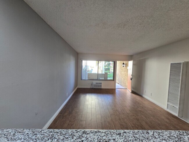 Building Photo - Downstairs 1 Bedroom Unit with Front Patio...