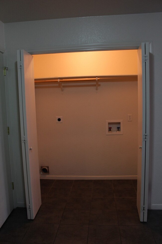 Building Photo - 406 Primrose Dr
