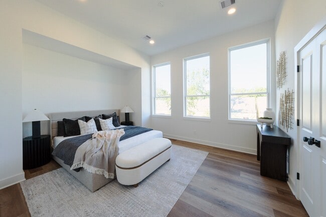 Building Photo - 835 Elkhart St