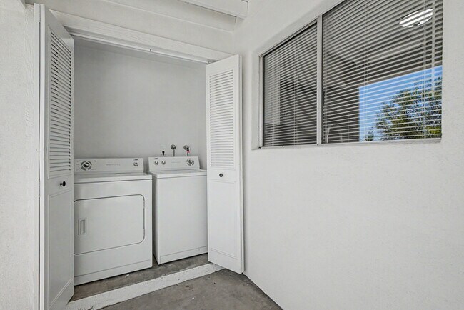 Building Photo - Single Family