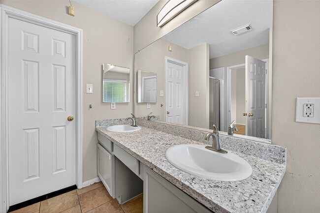 Building Photo - 15242 Kingsbridge Way
