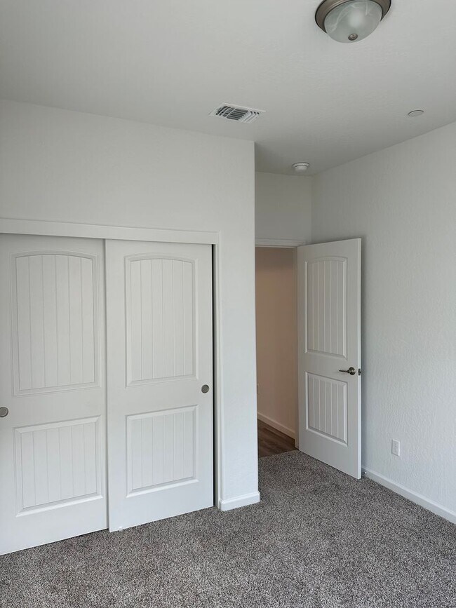 Building Photo - 3009 N Creekside St