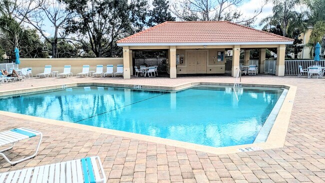 Building Photo - Seasonal/short term/annual  3/3 spacious townhouse with water view off University PKWY