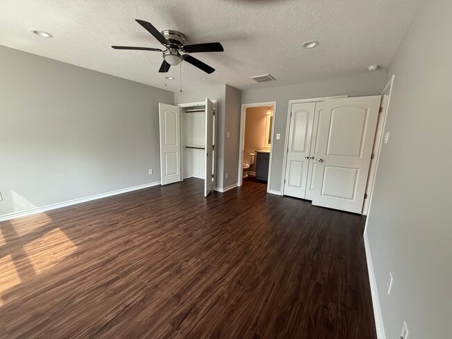 Building Photo - 208 5th St