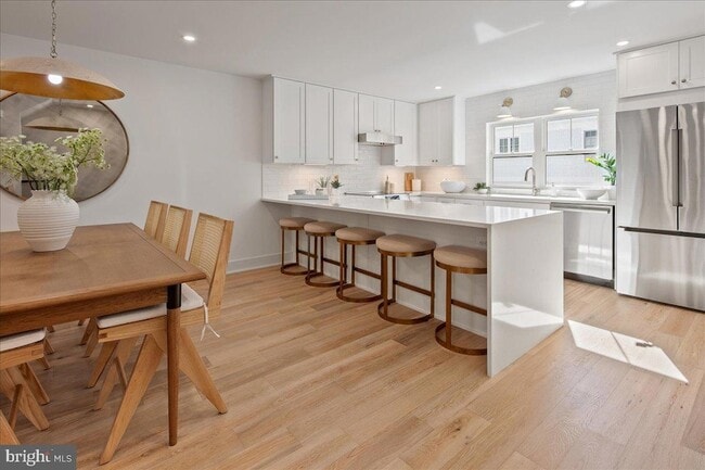 Building Photo - 911 N Irving St