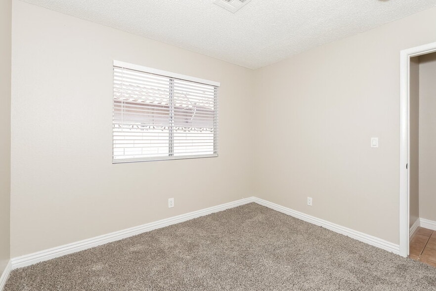 Building Photo - 390 Newbury Ct