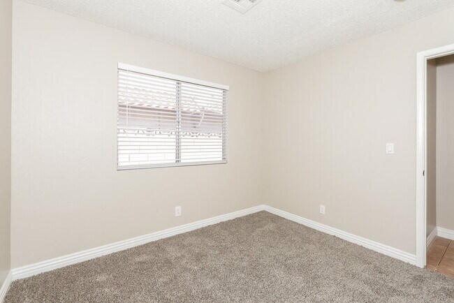 Building Photo - 390 Newbury Ct