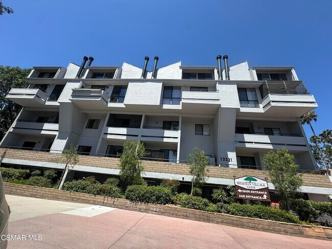 Building Photo - 13331 Moorpark St