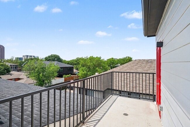 Building Photo - 2217 N Fitzhugh Ave