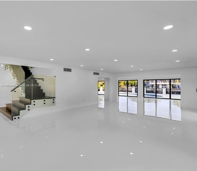 Building Photo - 406 Holiday Dr