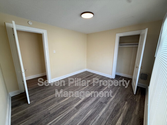 Building Photo - 1042 E 16th Ave