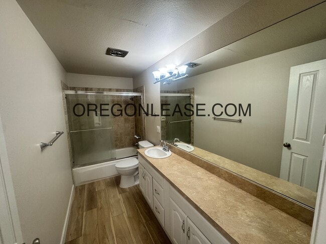 Building Photo - 2 Bed one bath South Hills duplex