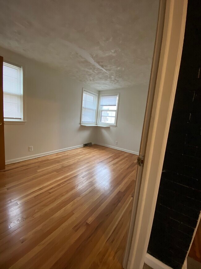 Building Photo - 115 S 38th Ave