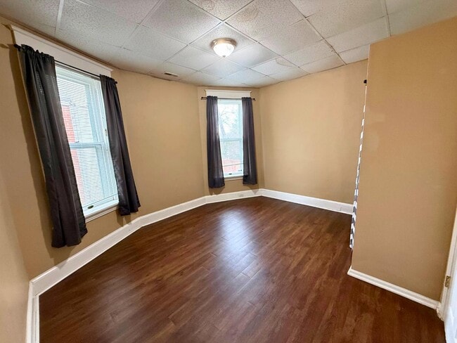 Building Photo - 327 Ash St