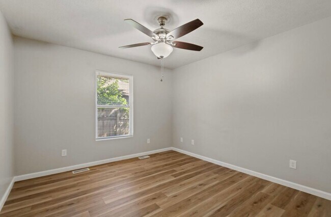 Building Photo - 2202 N Pierce Ave