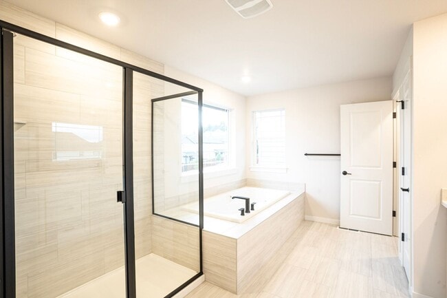 Building Photo - Stunning new construction!