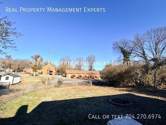 Building Photo - 903 Michigan St