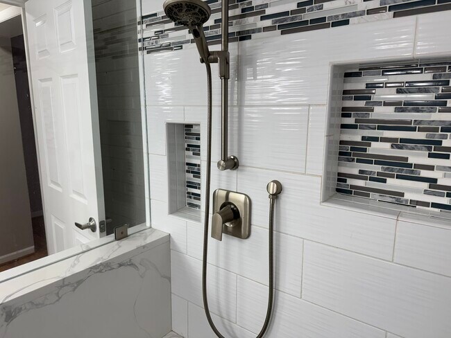 Building Photo - 10012 Ellis Rd