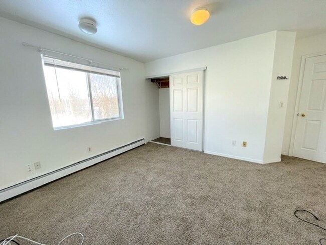 Building Photo - RARE FIND! Spacious and bright three bedroom apartment in South Anchorage with in unit laundry, f...
