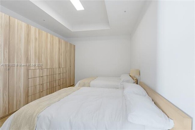 Building Photo - 17111 Biscayne Blvd