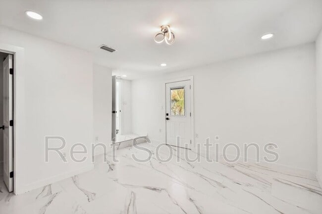 Building Photo - 110 28th Ave N