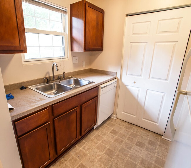 Building Photo - 33 Canteberi Ct