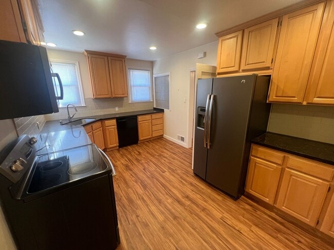 Building Photo - Beautiful 3 bed 2 bath Belmont home with amazing views. This is a must see!