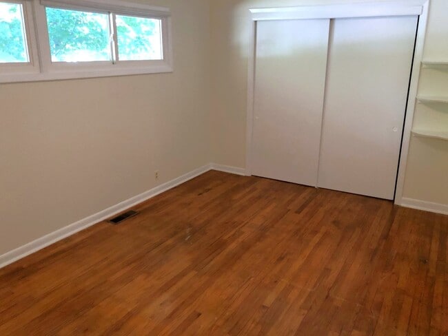 Building Photo - Move-In Ready!! 4 Bed, 2 Bath - LAWN CARE ...