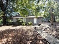 Building Photo - ** 3 bed 1 bath located in Forest Hills **...