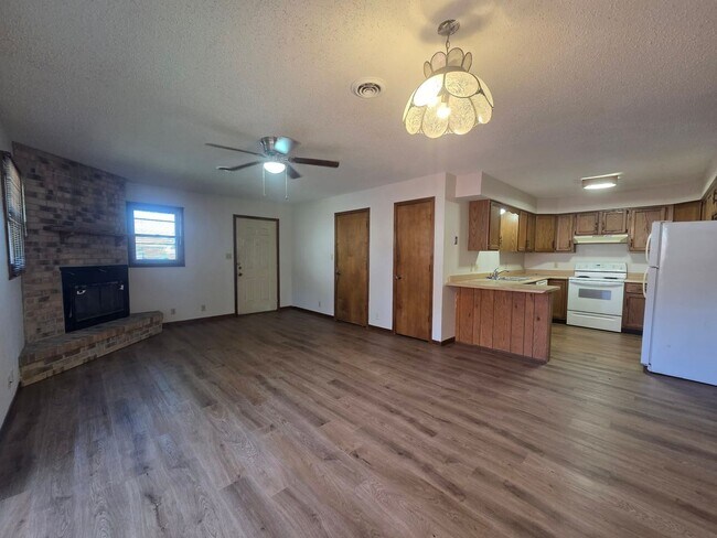 Building Photo - 1214 Bluestem Dr