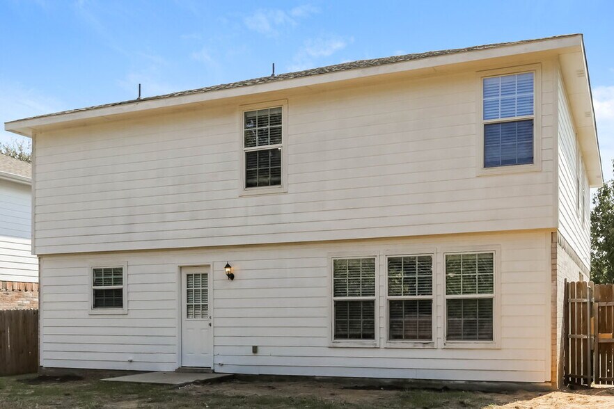 Building Photo - 7953 Meadow Spring Ln