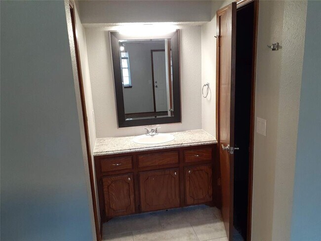 Building Photo - 1105 Parkview Dr