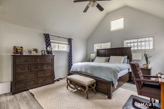 Building Photo - 56 Linden St