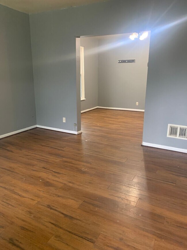 Building Photo - 3 Bedroom 1 Bath Located in East Toledo