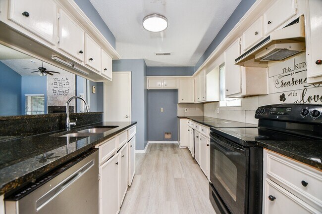 Building Photo - 12015 Osage Park Dr