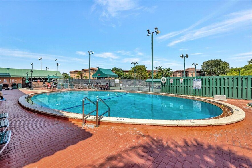 Building Photo - 640 Tennis Club Dr