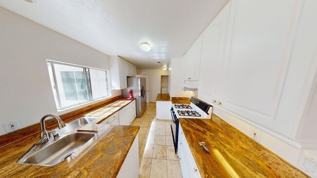 Building Photo - 4BD 3BA with a Private Patio!